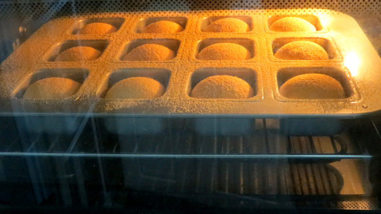 香甜迷你滴【黄豆粉蜜豆方包】,放入已经预热到200°的烤箱内，中层，上下火转180°，烤十五分钟左右即可