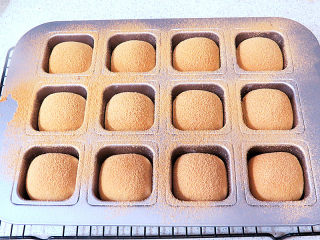 香甜迷你滴【黄豆粉蜜豆方包】,出炉后取出小面包，放在晾网上散热到温热后放到保鲜盒中保存。