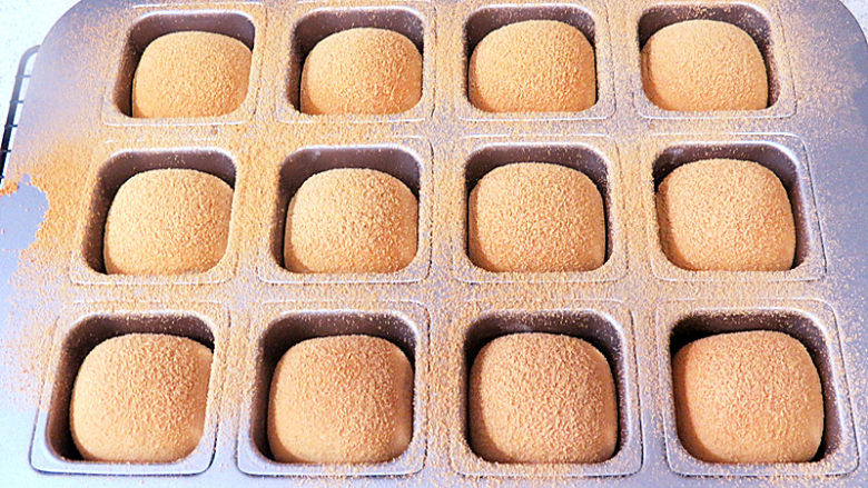 香甜迷你滴【黄豆粉蜜豆方包】,出炉后取出小面包，放在晾网上散热到温热后放到保鲜盒中保存。