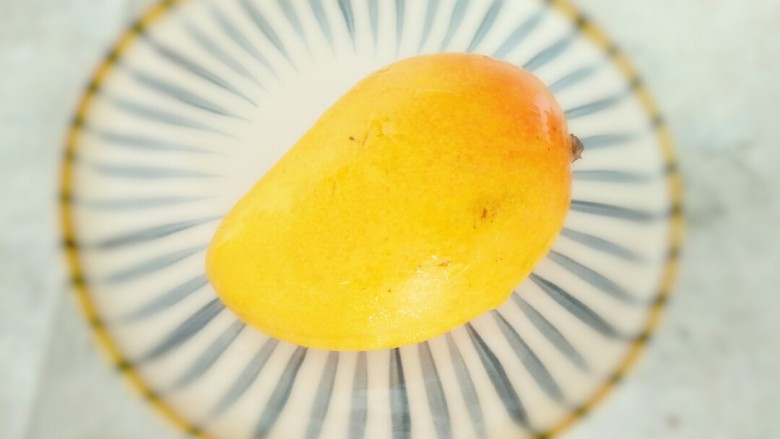 雪泥口感~水果冰沙,准备好一个新鲜的芒果最好是选择肉质多，无丝丝的