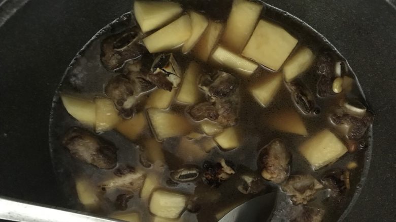 新手菜谱，土豆排骨焖饭,加入热水。