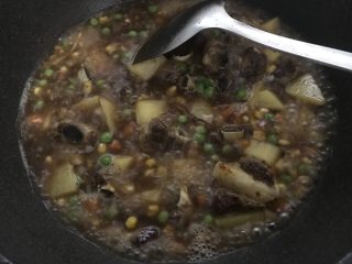 新手菜谱，土豆排骨焖饭,煮开后，放入盐，盐量从少到多增加，试试汤汁味道，比炒菜汤稍微咸一些。再煮5分钟，关火。