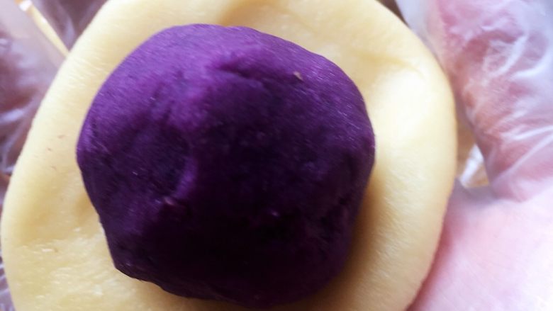 仙豆糕,取一个皮裹上紫薯泥，抱起来就可以喽