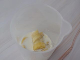 香蕉松饼,香蕉片放入料理机中，加入牛奶打成泥
