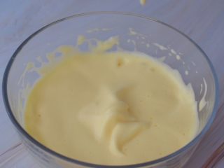 香蕉松饼,用电动打蛋器打发至体积变大蓬松变白，提起打蛋器时滴落不易消失即可