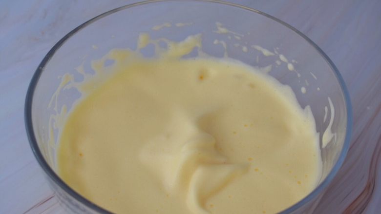 香蕉松饼,用电动打蛋器打发至体积变大蓬松变白，提起打蛋器时滴落不易消失即可