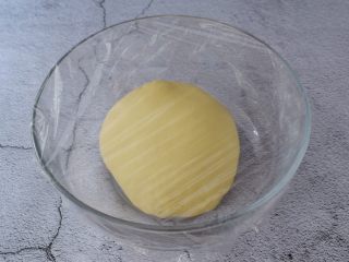 金钱小面包,取出面团揉圆盖上保鲜膜放在温暖处发酵至两倍大左右
