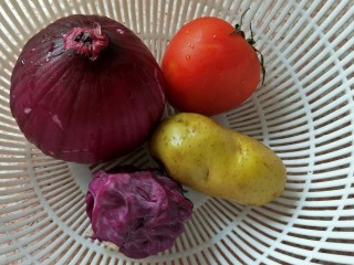 三色螺旋意面+西红柿蔬菜浓汤营养套餐,准备好西红柿，土豆，洋葱，紫甘蓝