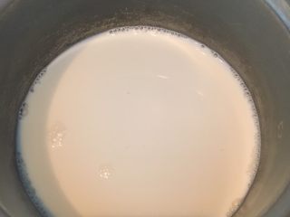 芒果冻,牛奶倒入锅内加入细砂糖，泡软的吉利丁片慢火融化后关火，不需要煮沸