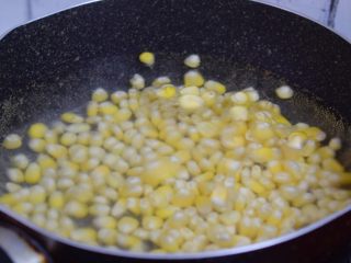 金沙玉米,锅中烧开水，放入玉米粒焯熟