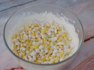 金沙玉米,搅拌至毎粒玉米都裹上玉米淀粉