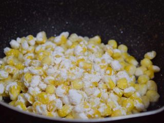 金沙玉米,锅中倒入少许食用油烧热，放入玉米粒翻炒2-3分钟，