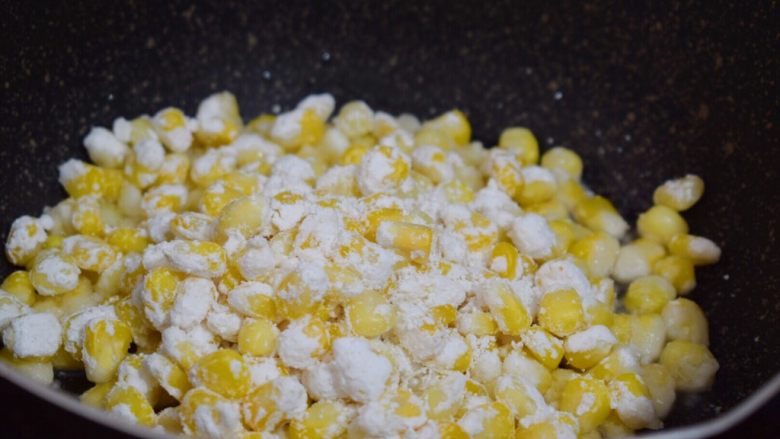 金沙玉米,锅中倒入少许食用油烧热，放入玉米粒翻炒2-3分钟，