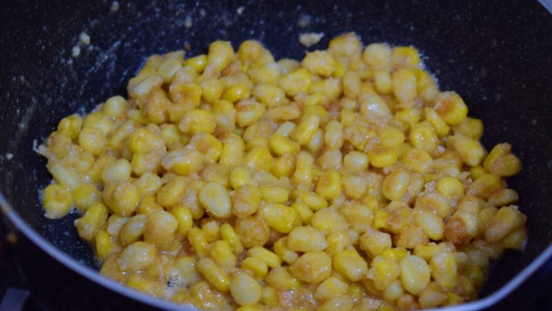 金沙玉米,翻炒至沾裹上蛋黄即可关火
