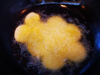 香辣土豆片,油锅烧至五成热后将土豆片放入锅中炸