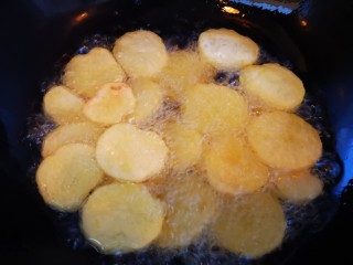 香辣土豆片,将油锅加热至九成热时，把土豆片再放入锅中炸制