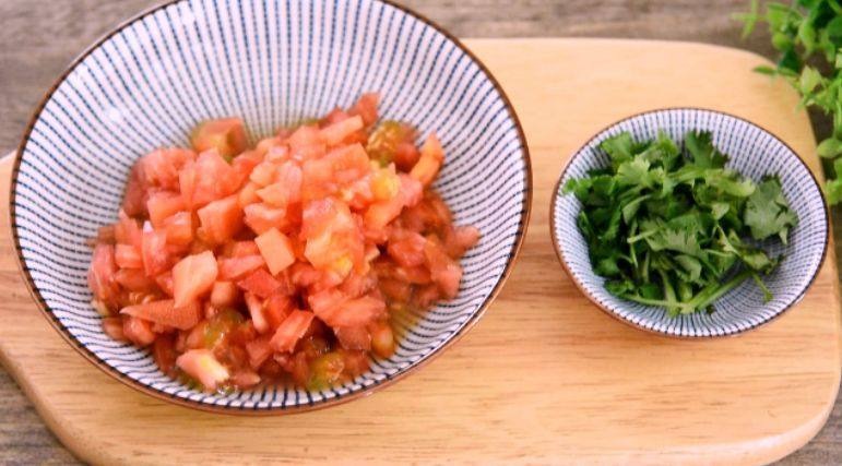 百变番茄之自制墨西哥莎莎酱,西红柿洗净，切小丁，香菜切末备用