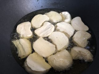 红烧素鸡,将素鸡片均匀放入锅中，转中火开炸。