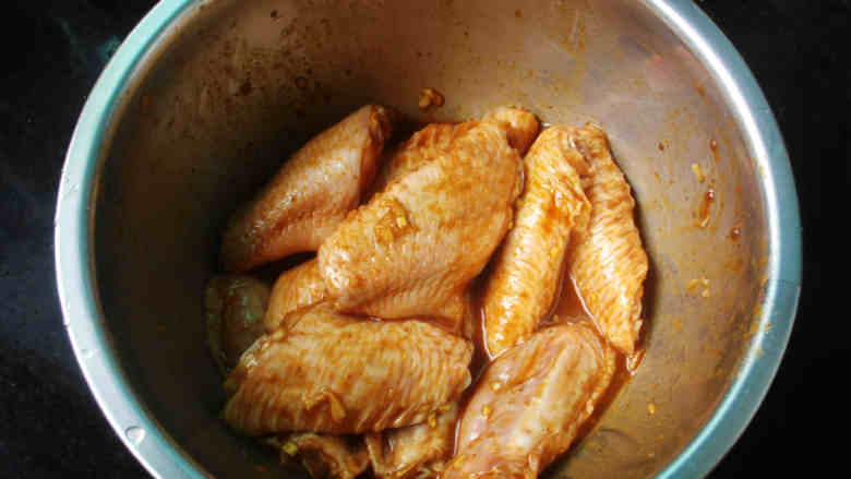 沙茶酱烤翅,把鸡翅和料汁抓匀，加盖保鲜膜冷藏腌制几个小时