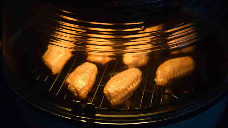 沙茶酱烤翅,腌制好的鸡翅摆放在空气炸锅的烤网上，设置180度20分钟