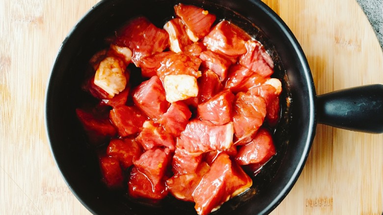 牙签牛肉,用手或筷子搅拌均匀，腌制30分钟。