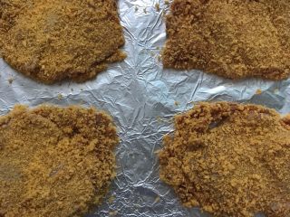 面包糠烤鸡扒,把沾了面包糠的鸡腿排放在铺了锡纸的烤盘上，放入预热好的烤箱，200度，15分钟。