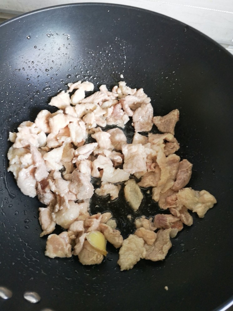 西葫芦炒肉片,炒至八成熟
发白就盛出备用