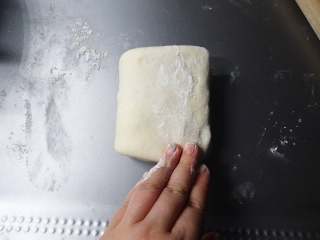 蔥花卷,台上撒手粉將麵團壓扁，然後用桿麵棍桿成約20cmx40cm的長方形。記得要撒手粉，避免麵團黏在台上拿不起來哦
