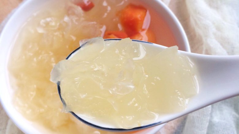 红枣木瓜炖雪耳,一年四季都适合食用的美容滋润甜品。