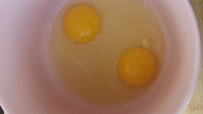 洋葱炒鸡蛋,把鸡蛋打入碗中。