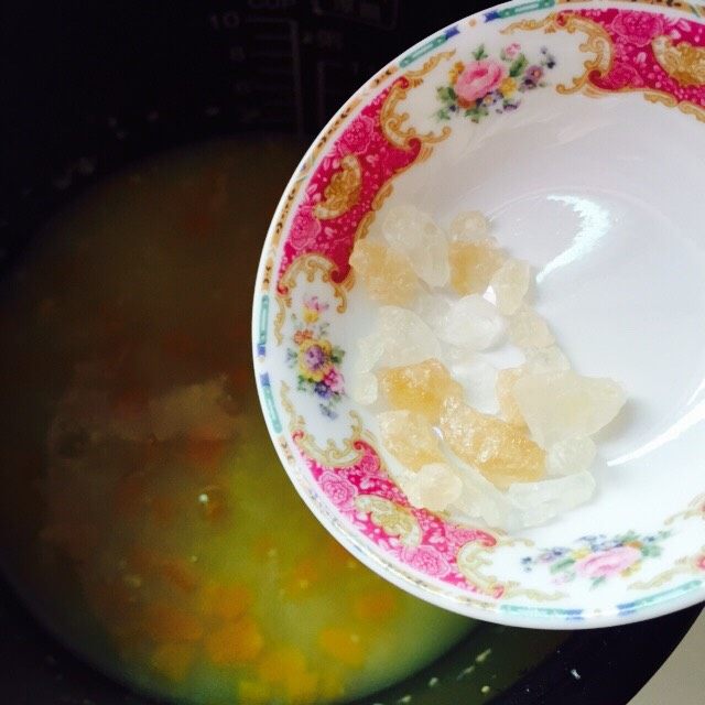 养胃粥+南瓜金粥,待煮熟后加入黄冰糖搅拌至融化