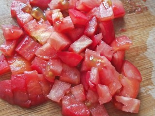 三色螺旋意面+西红柿蔬菜浓汤营养套餐,西红柿去皮后切叮