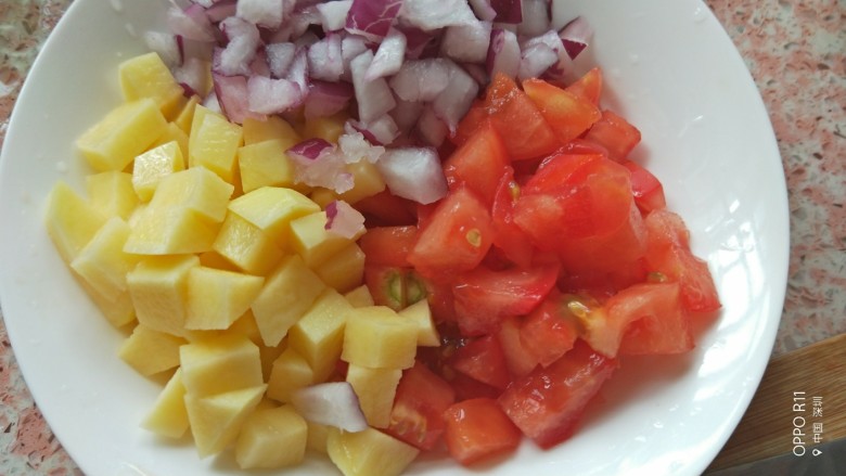 三色螺旋意面+西红柿蔬菜浓汤营养套餐,洋葱也切叮装盘备用