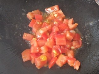 三色螺旋意面+西红柿蔬菜浓汤营养套餐,加入西红柿炒出汁