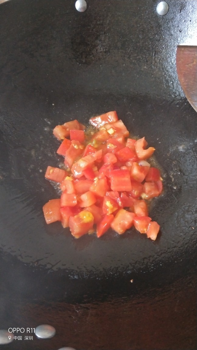 三色螺旋意面+西红柿蔬菜浓汤营养套餐,加入西红柿炒出汁
