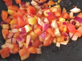 三色螺旋意面+西红柿蔬菜浓汤营养套餐,再加入洋葱土豆一起翻炒几分钟
