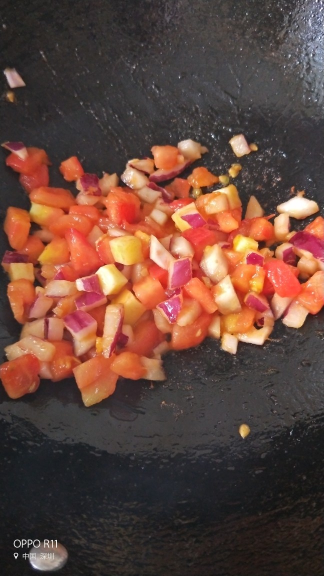 三色螺旋意面+西红柿蔬菜浓汤营养套餐,再加入洋葱土豆一起翻炒几分钟