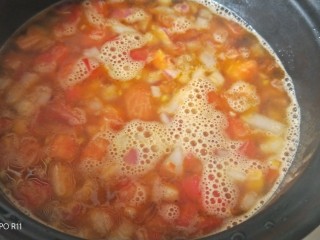 三色螺旋意面+西红柿蔬菜浓汤营养套餐,炒好加水转入小砂锅熬煮