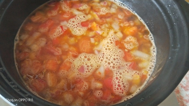 三色螺旋意面+西红柿蔬菜浓汤营养套餐,炒好加水转入小砂锅熬煮