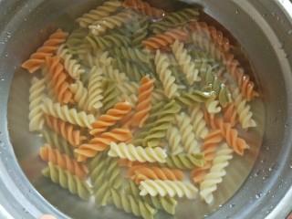 三色螺旋意面+西红柿蔬菜浓汤营养套餐,意面煮熟后捞出放凉水