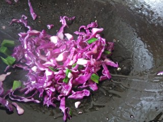 三色螺旋意面+西红柿蔬菜浓汤营养套餐,放入紫甘蓝和蒜苗炒一会儿