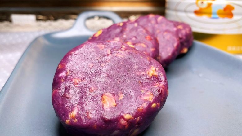 奶香坚果紫薯饼,依次把所有小饼整形