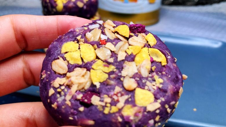 奶香坚果紫薯饼,为了更漂亮，可以放在果仁中粘上果仁