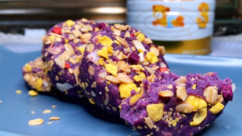 奶香坚果紫薯饼,美味的高颜值奶香紫薯饼就做好了！