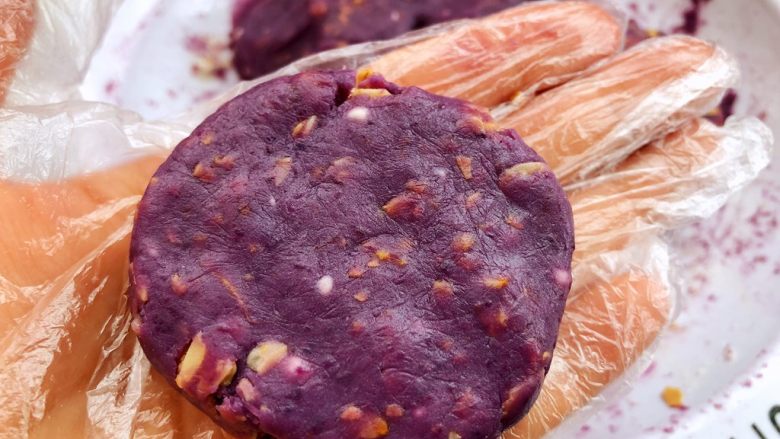 奶香坚果紫薯饼,将紫薯泥团成小团，整形成小饼