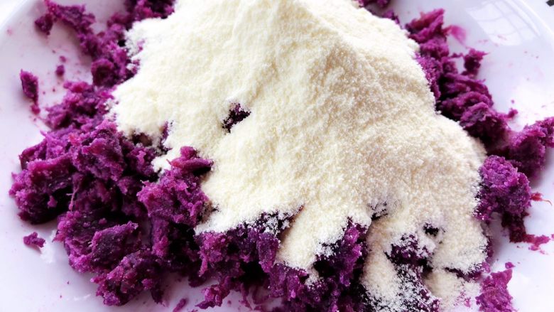 奶香坚果紫薯饼,加入5勺奶粉（添加了宝宝常喝的能立多奶粉，水解小分子蛋白帮助宝宝消化吸
收）。