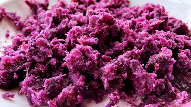 奶香坚果紫薯饼,捣成细腻的泥