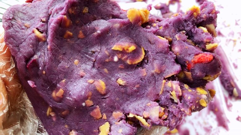 奶香坚果紫薯饼,继续搓揉整形