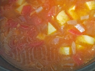 三色螺旋意面+西红柿蔬菜浓汤营养套餐,蔬菜汤里的西红柿，土豆煮烂就可以