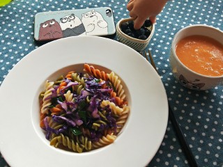三色螺旋意面+西红柿蔬菜浓汤营养套餐,一份意面，一杯蔬菜浓汤，营养棒棒哒